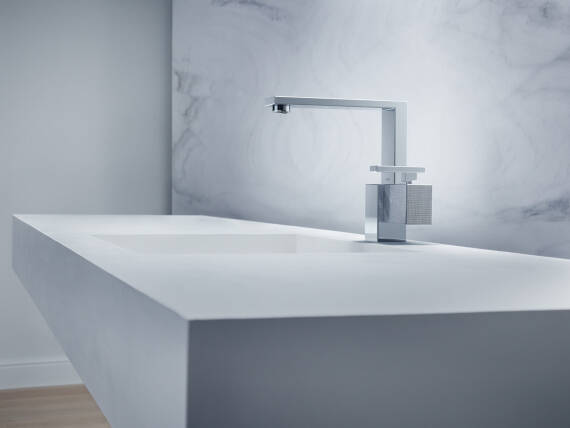 镀铬款雅生 Edge 龙头，适用于任何台盆的优雅点缀。