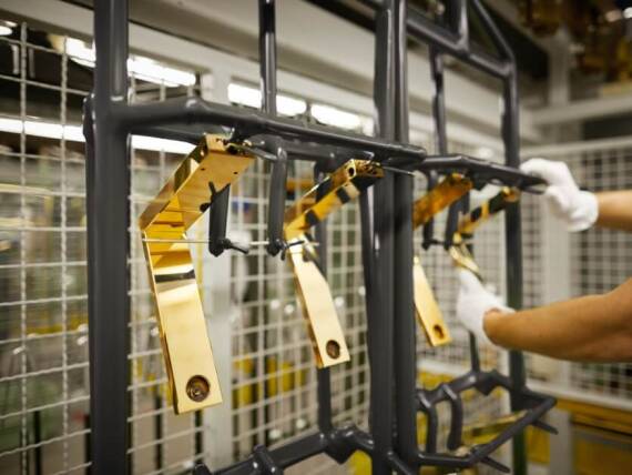 电镀过程中部件固定于挂架上。