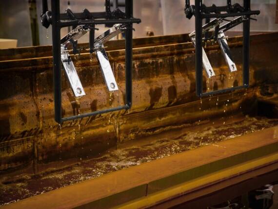 在电镀过程中，龙头浸入一系列化学槽。