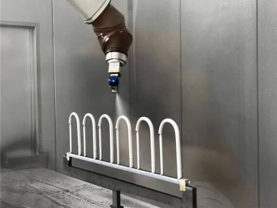 漆面涂覆至支架。