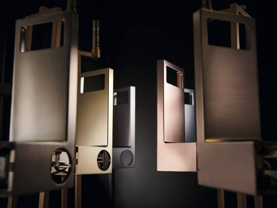 采用不同 PVD 涂层的多款雅生龙头组件。