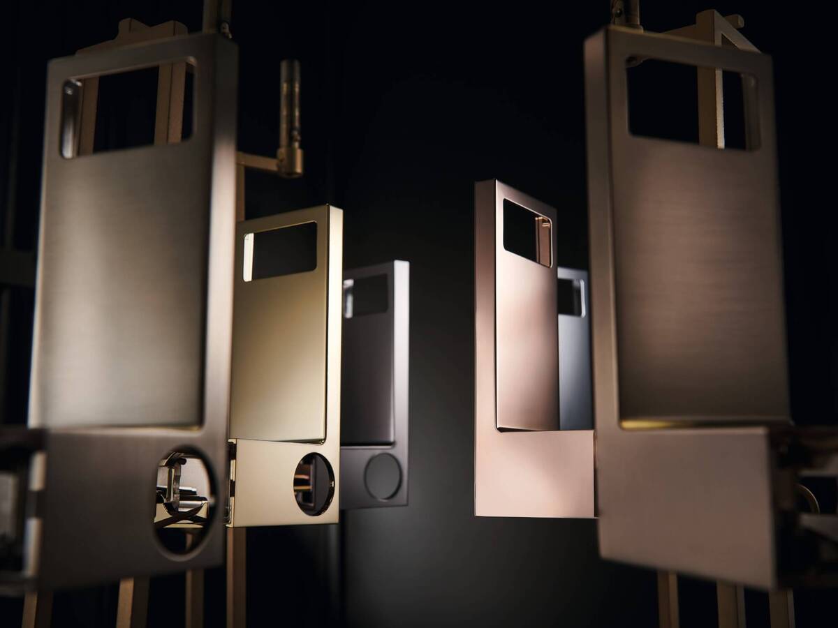 采用不同 PVD 涂层的多款雅生龙头组件。