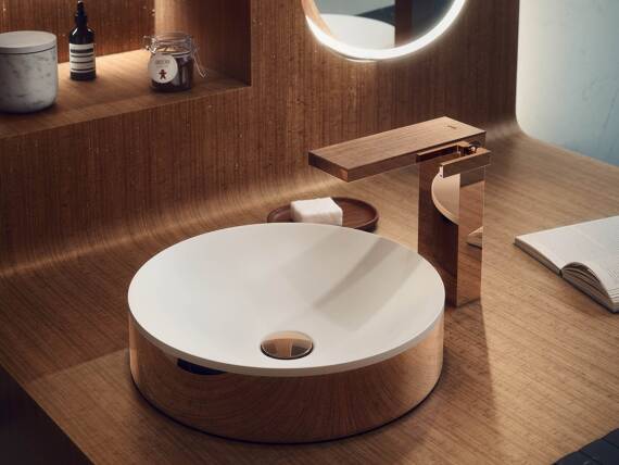 采用抛光玫瑰金色配色设计的雅生 Suite 台盆与雅生 MyEdition 的现代浴室。