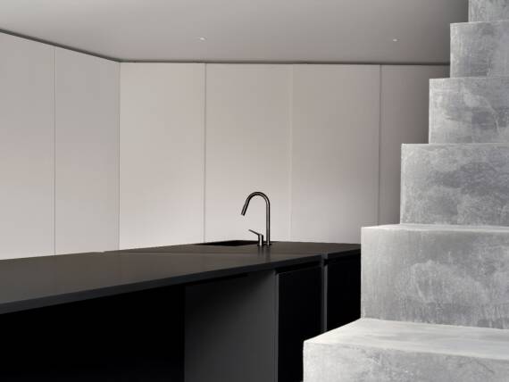 厨房配有雅生奇特里奥 M 两孔单把手龙头。