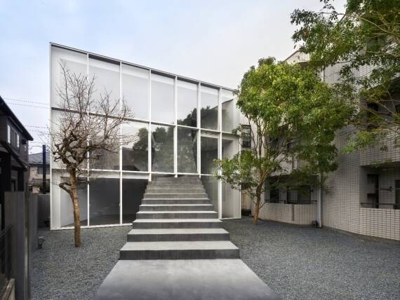 房子的楼梯结构始于花园。