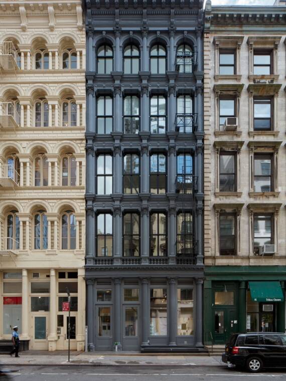 Stealth Building 隐形建筑的古老铸铁立面。