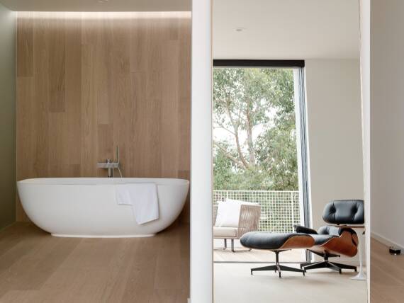 翻转住宅的浴室装配有雅生欧诺和雅生奥奇拉产品。