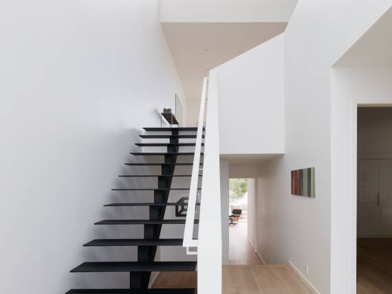 位于翻转住宅下层的浴室。