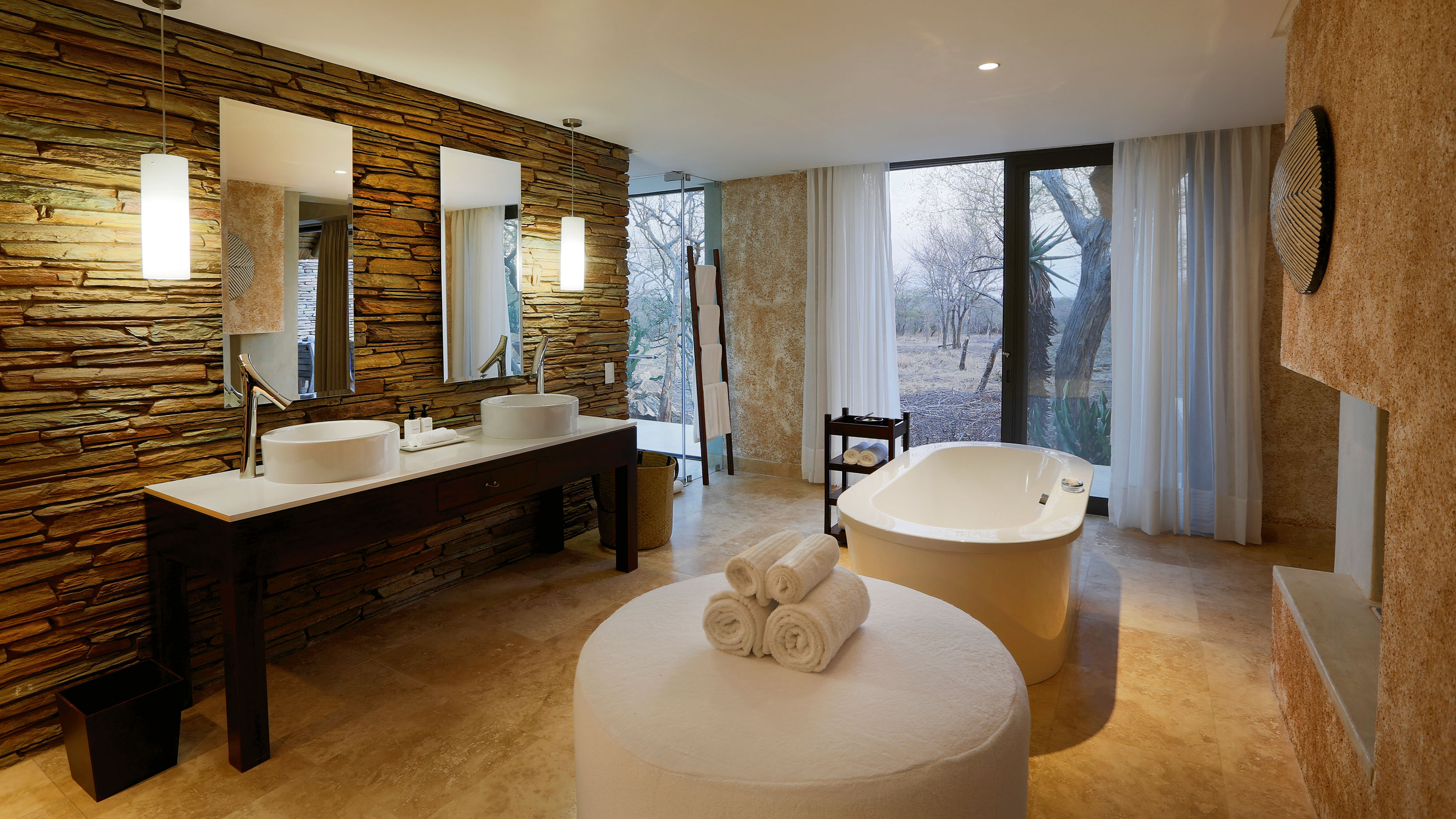 高档度假村的开敞式浴室。