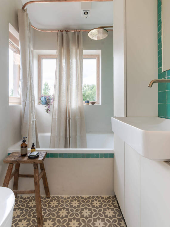 拉丝古铜色雅生 One 系列产品与浴室的冷色调相得益彰，突显其自然氛围