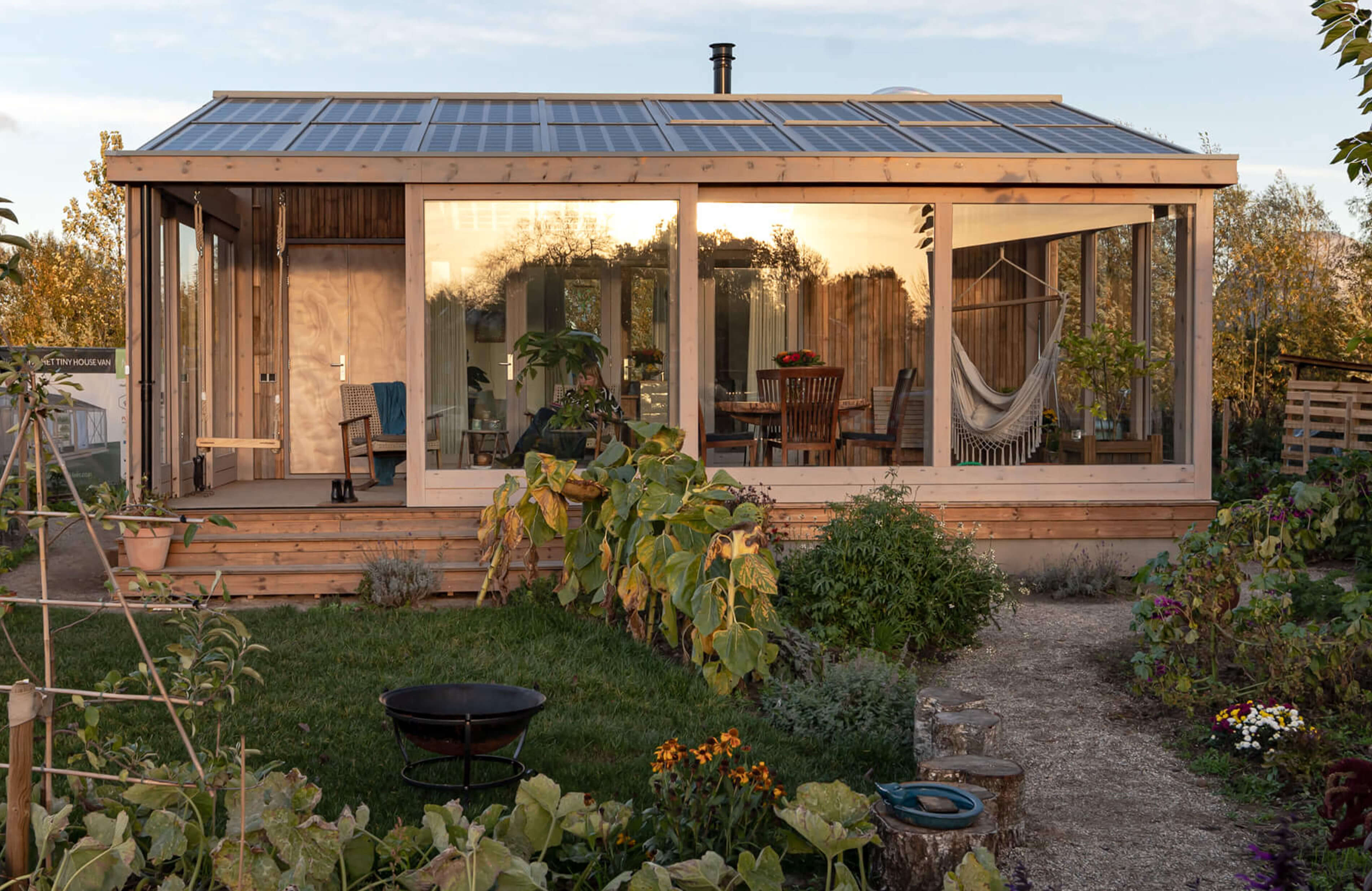 迷你小屋配有一间宽敞的浴室，光线充足，色彩缤纷。