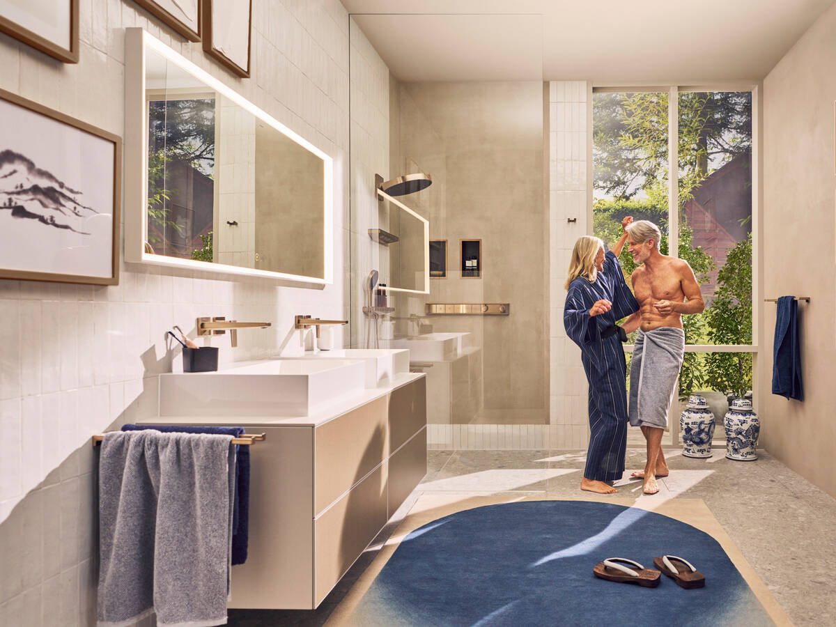 一对年轻夫妇在汉斯格雅梦幻浴室里起舞