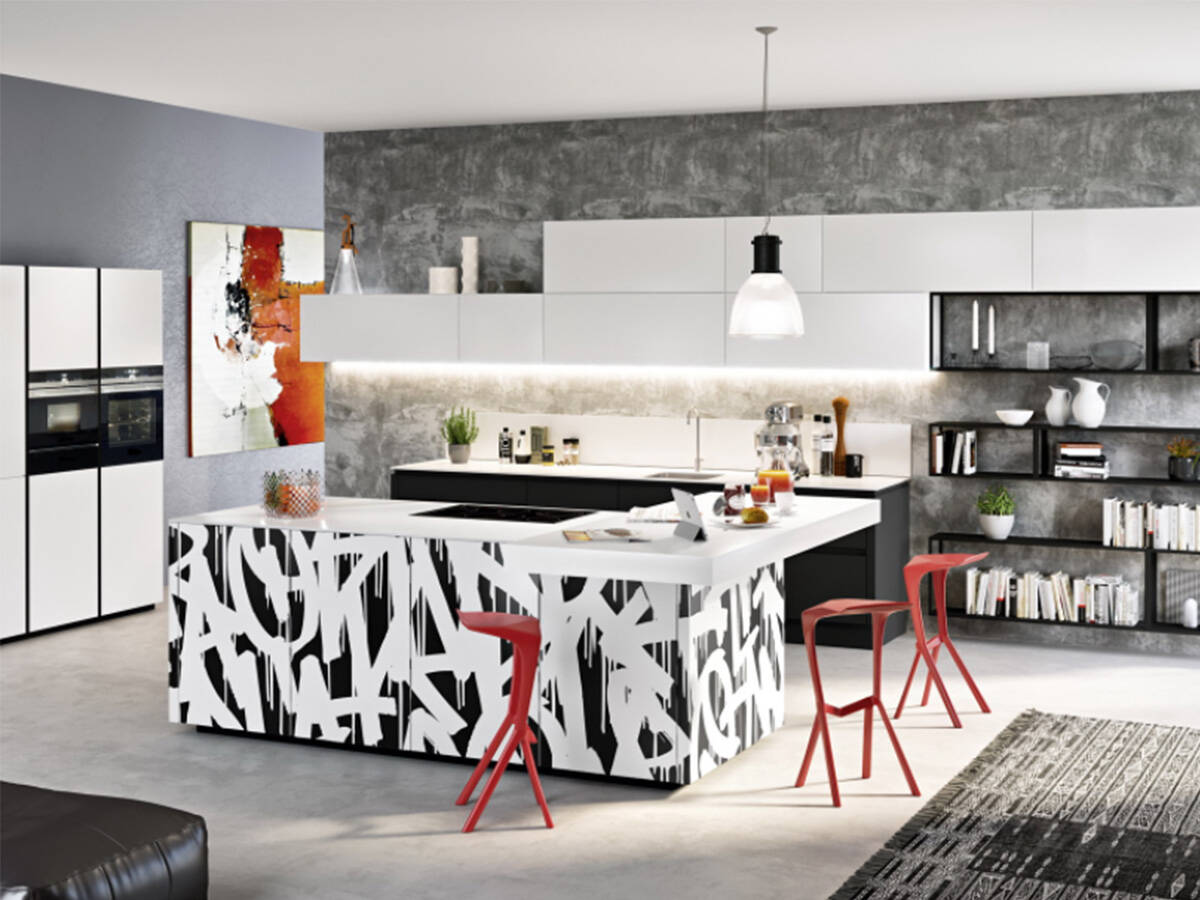 开放式厨房的时髦厨房家居用品。