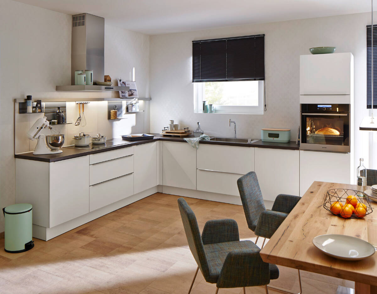 拥有用餐区的现代梦想厨房。