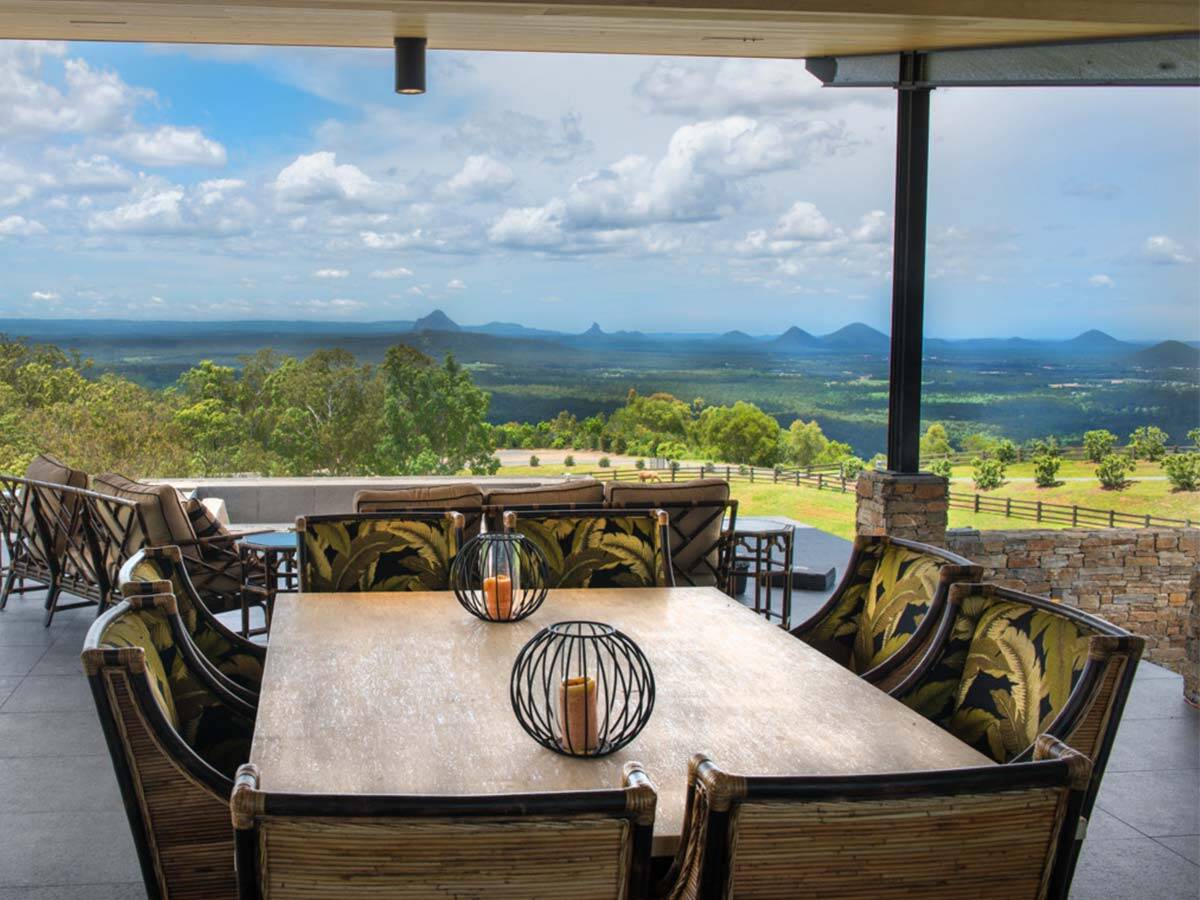 露台上的用餐区与郁郁葱葱的风景。