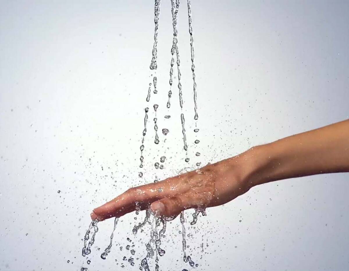 CaresseAir 淋浴喷淋富集空气。