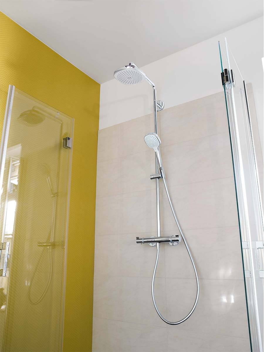 浴室内的色彩：典雅的白色/铬色淋浴系统。