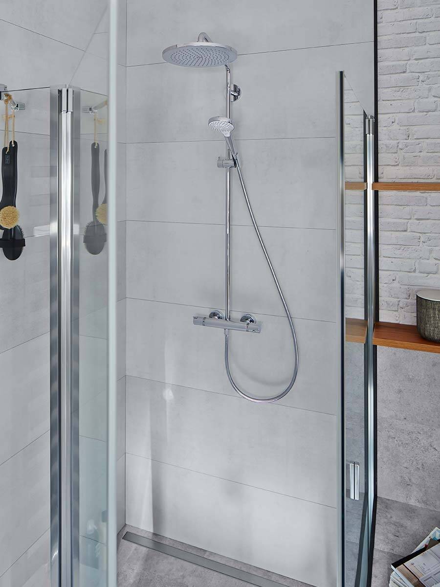 配有大尺寸头顶花洒和手持花洒的典雅淋浴系统。