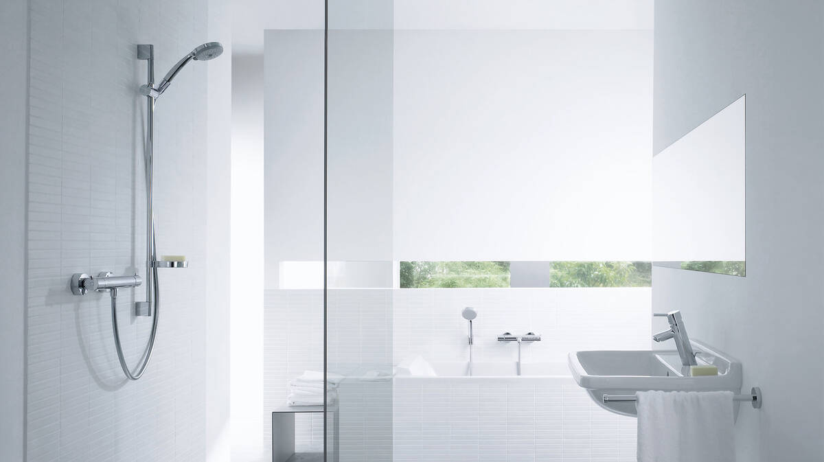 大花洒和普通浴缸。