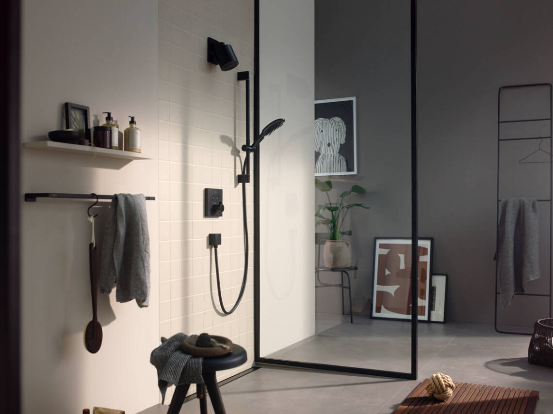 轻松在淋浴间给狗狗洗澡。