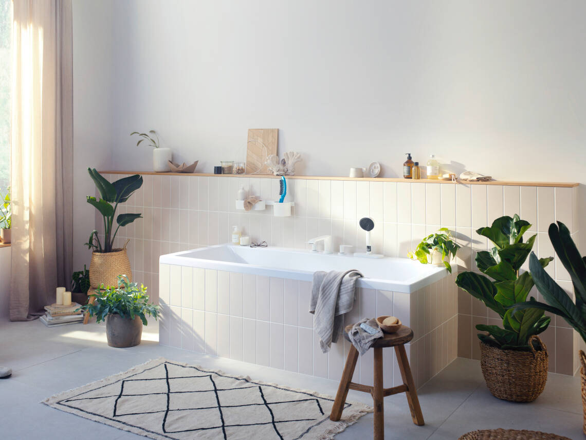 在自己家里给狗狗洗澡。