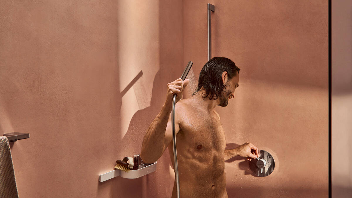 男士享受DuoTurn 揽逸龙头带来的淋浴体验。