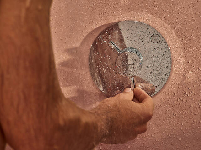 采用扁平设计的 DuoTurn 淋浴龙头。