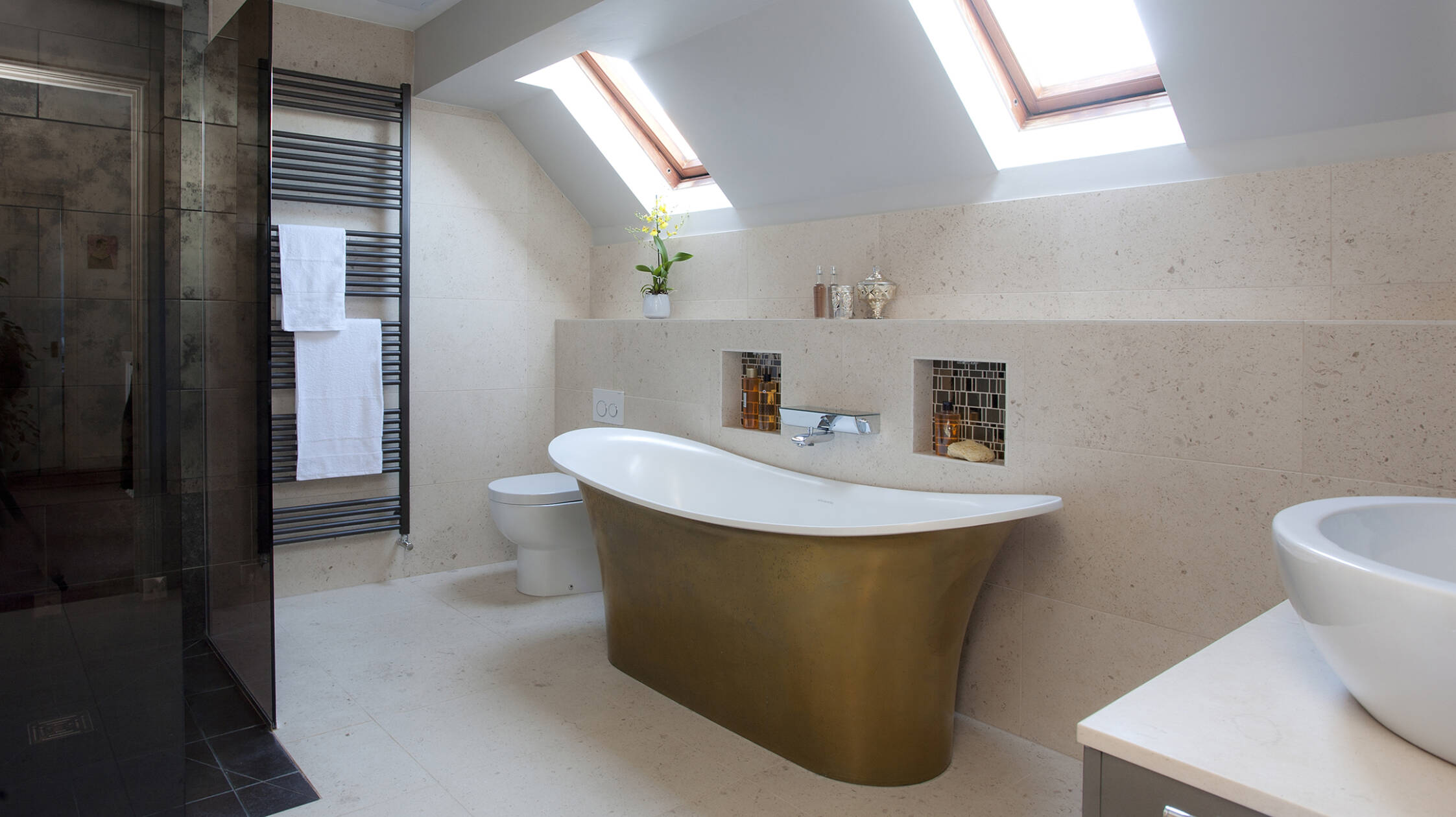 配有青色浴缸的梦幻浴室。