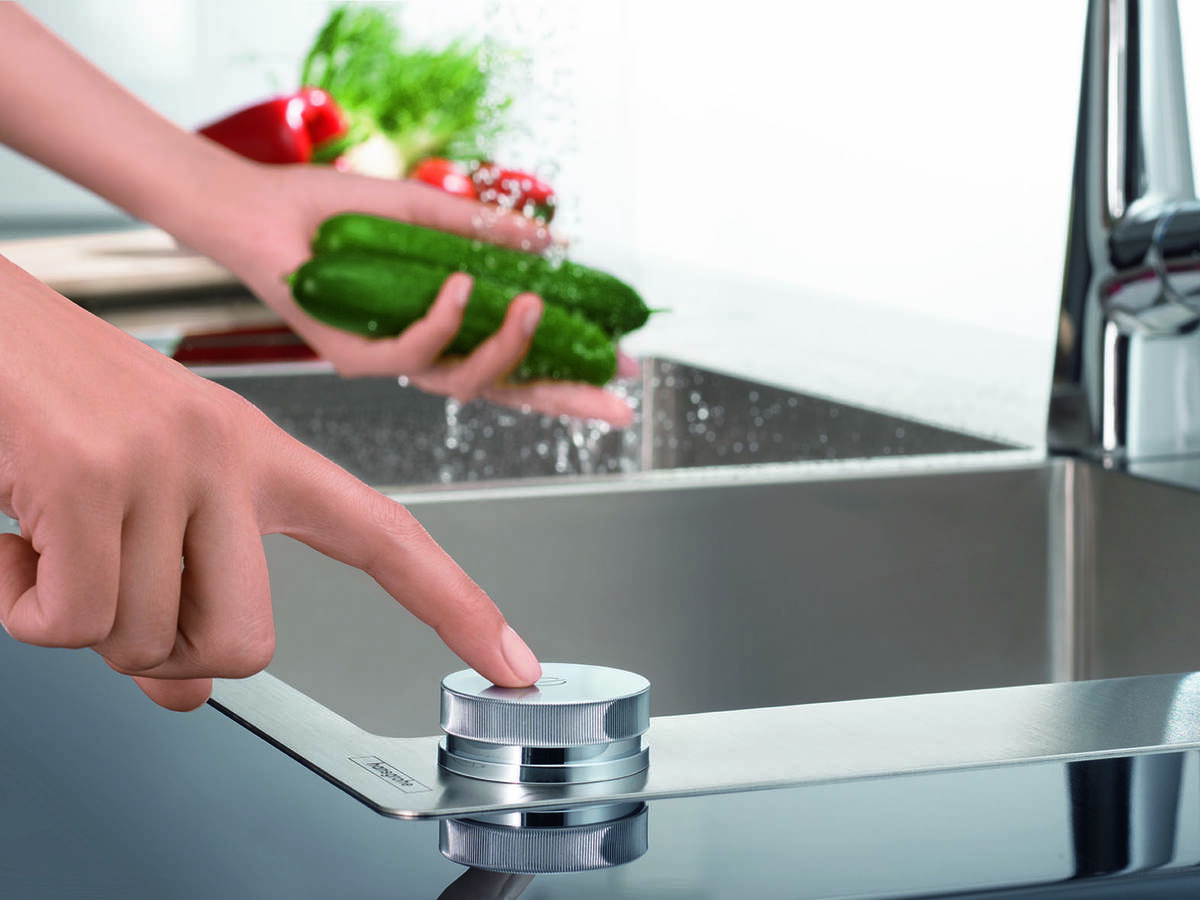 厨房水槽旁带 Select 功能的单独操作按钮。