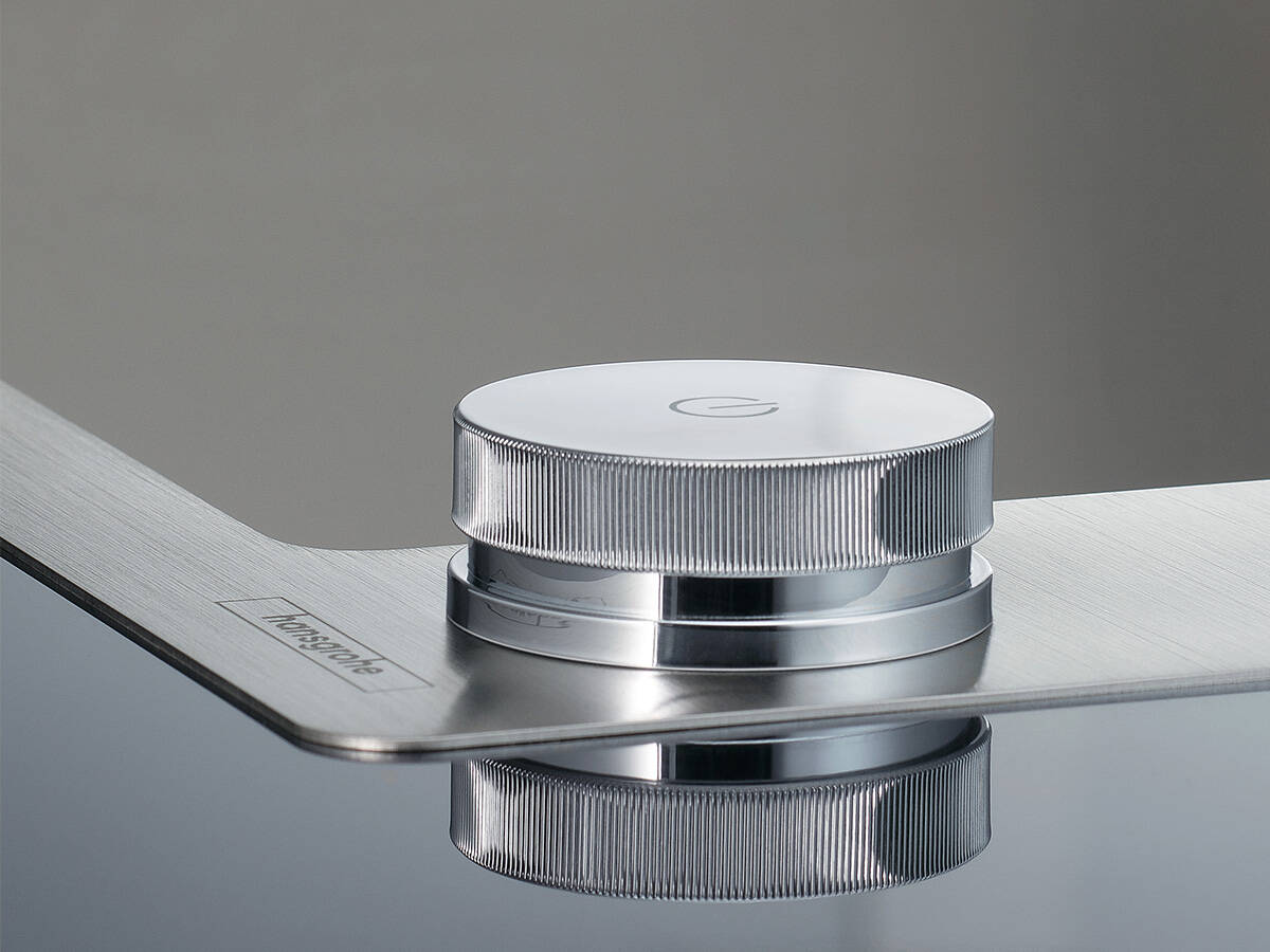 水槽上用于控水的汉斯格雅优选按钮。