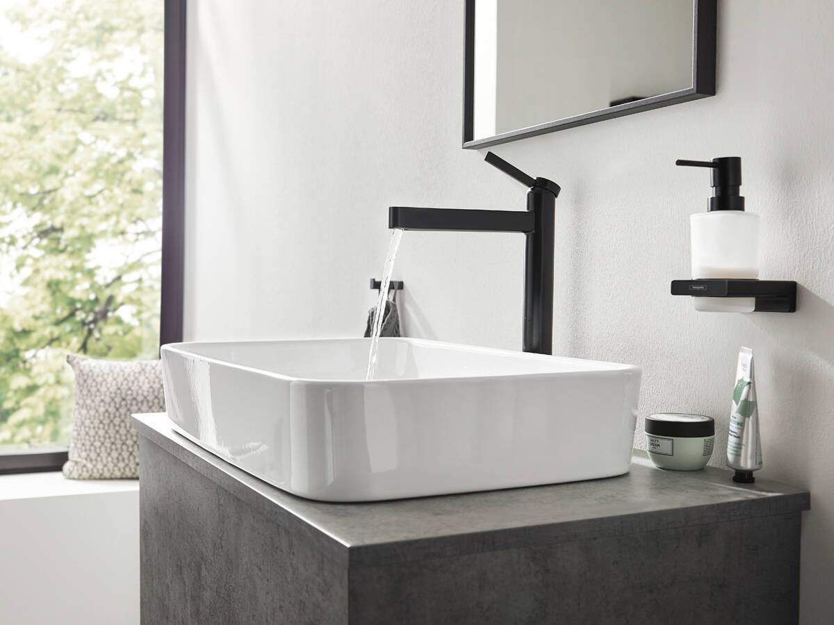 黑色、修长的汉斯格雅面盆龙头。