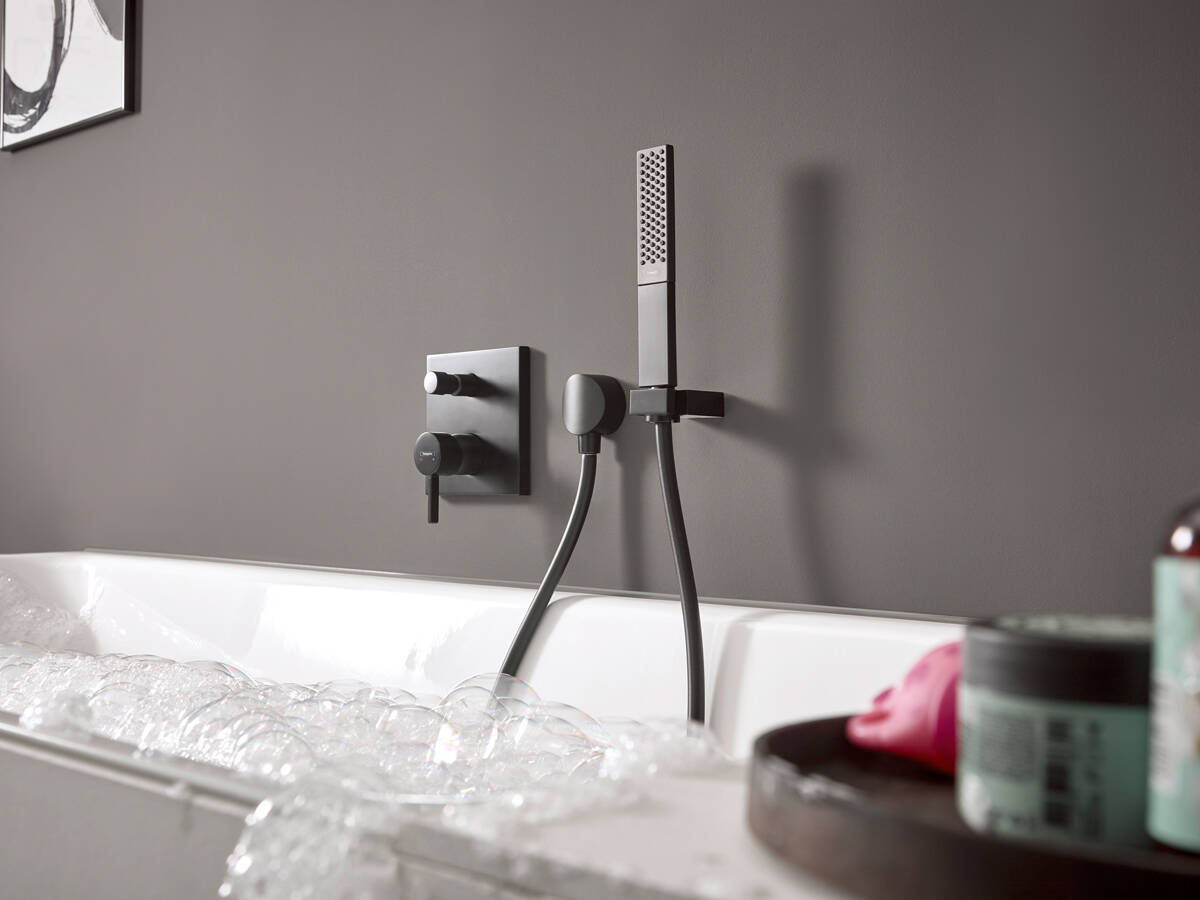 浴缸上的 Finoris 暗装龙头。