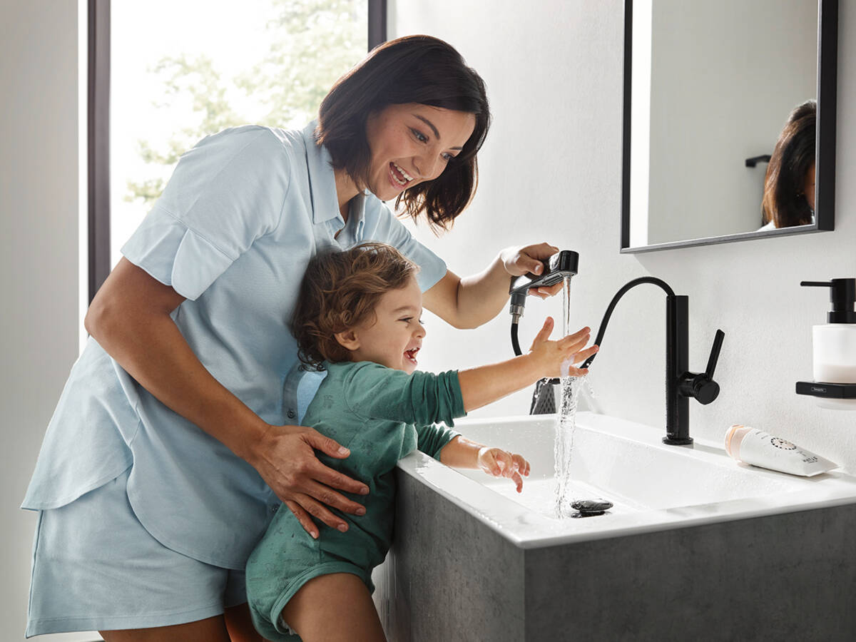妈妈和孩子使用台盆上的 Finoris 龙头。