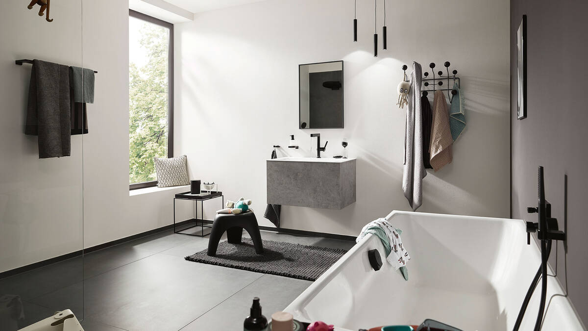 采用方形造型和哑光黑色的纯粹浴室。