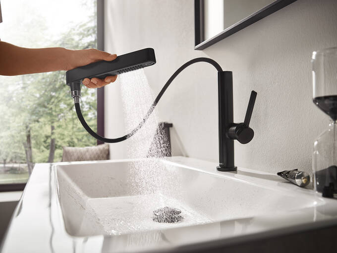 汉斯格雅 2021 新品：配有花洒的 Finoris 龙头。