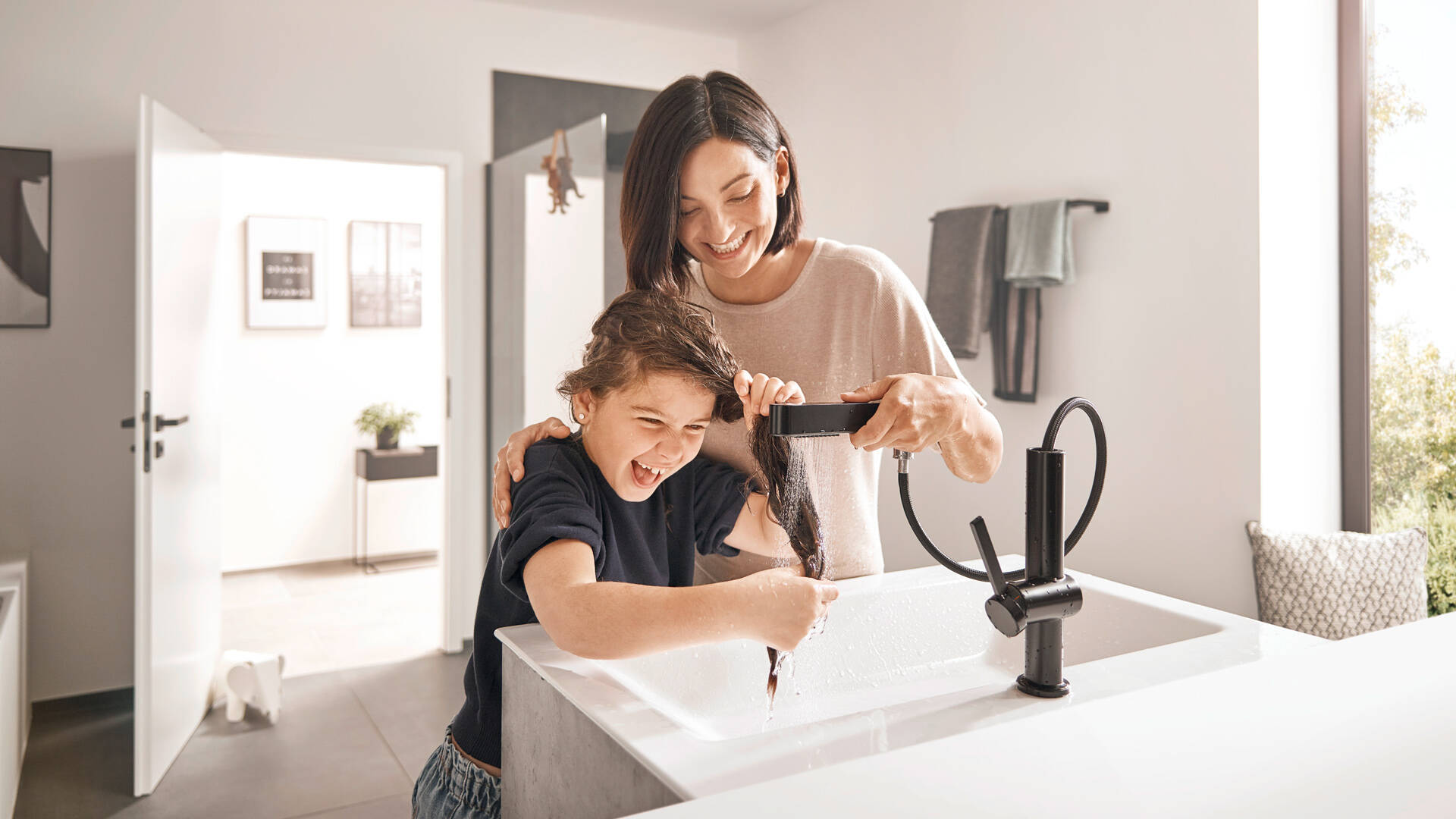 使用 Finoris翡诺偲 在台盆上轻松洗头。