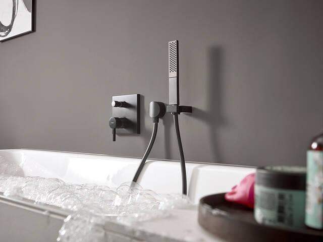 翡诺偲浴缸龙头和手持花洒。