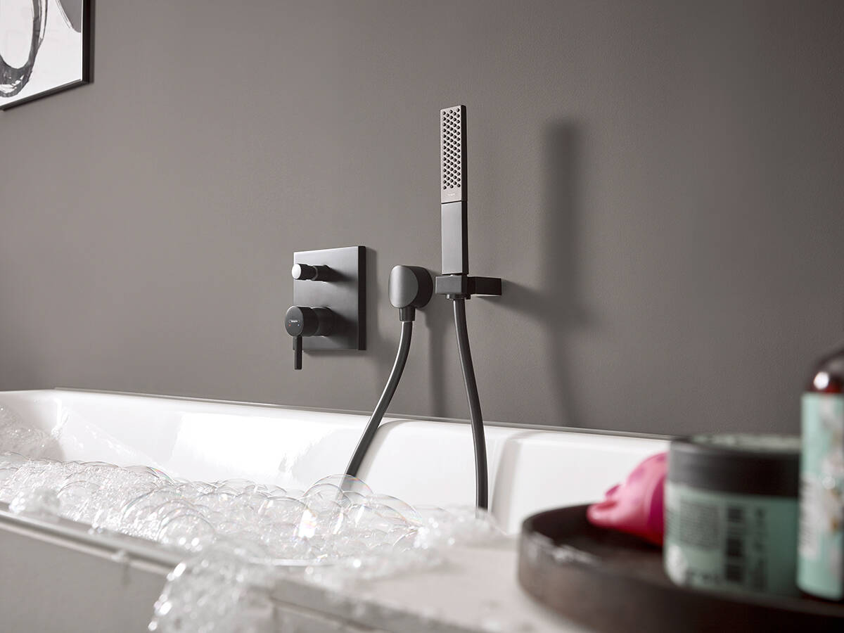 翡诺偲浴缸龙头和手持花洒。