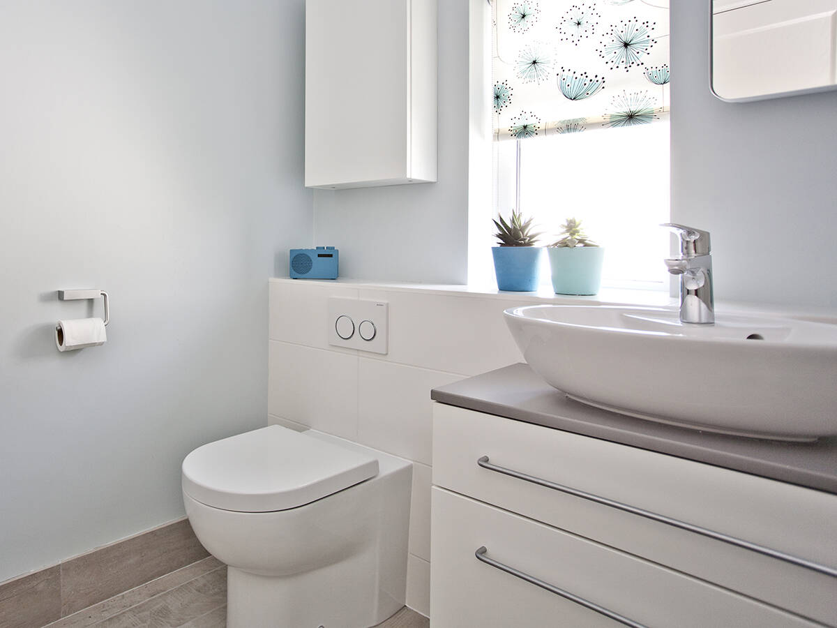 小面积平面图上的浴室设计。