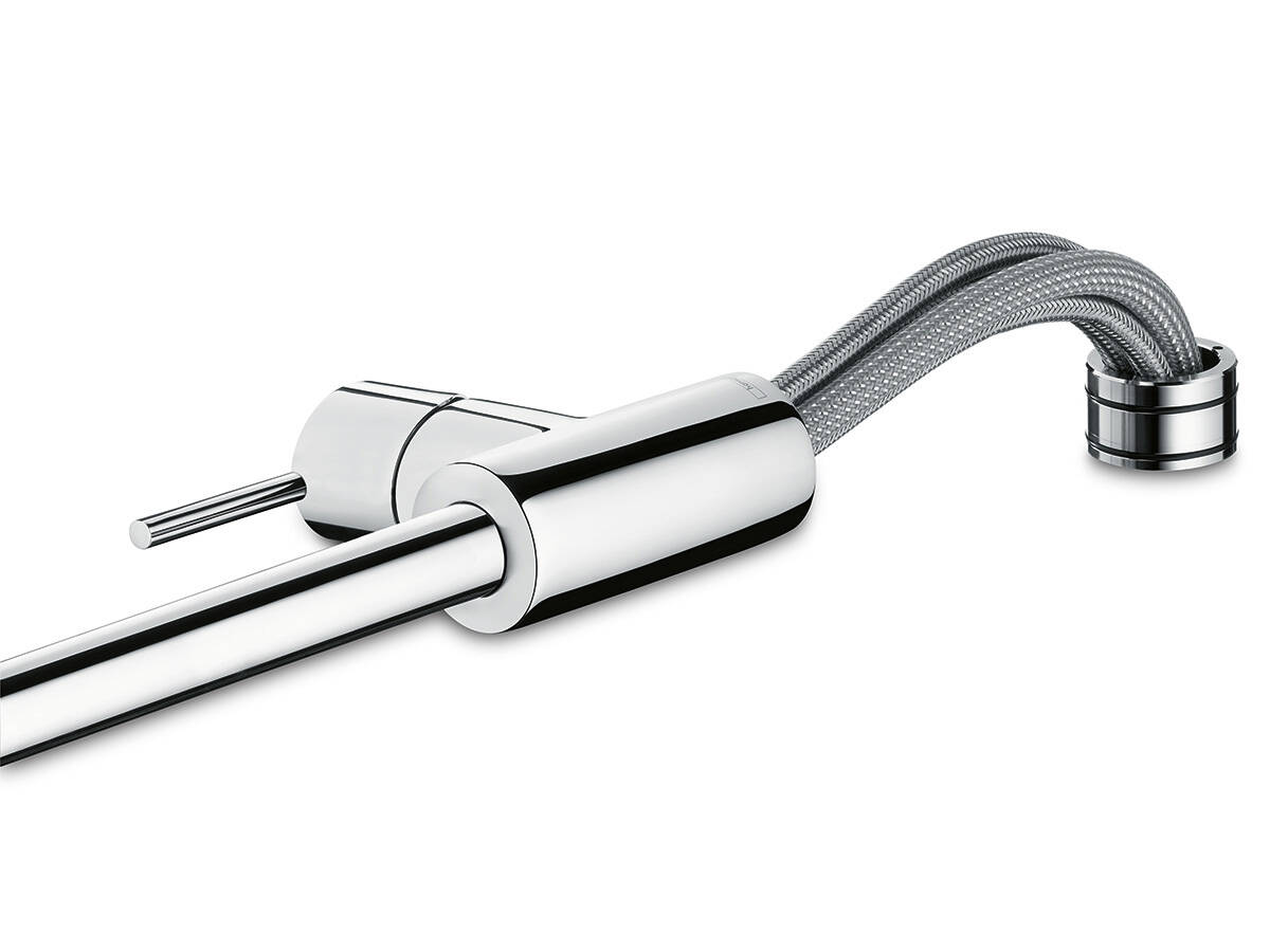 带移位功能用于窗前安装的厨房龙头。