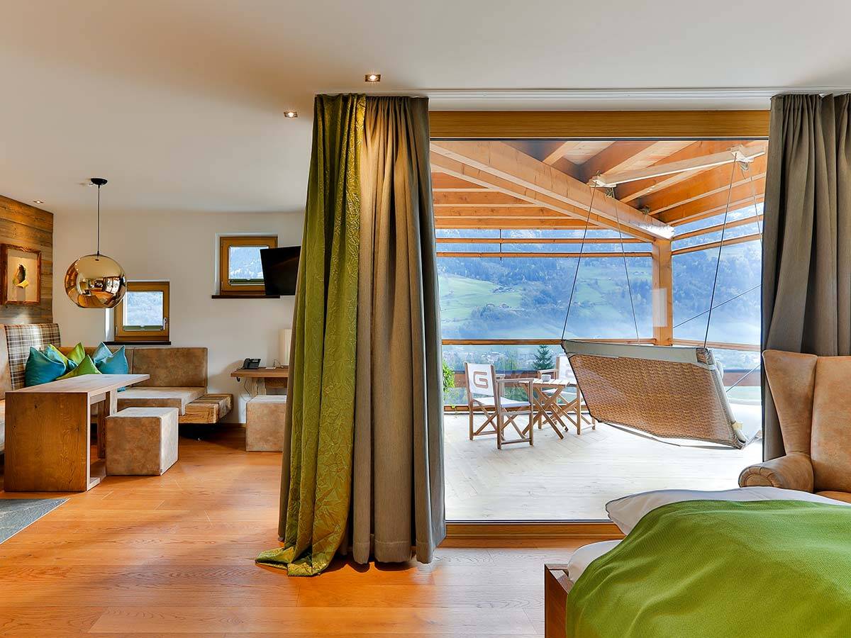 配有全景窗并采用贴近自然的装潢的大套房。