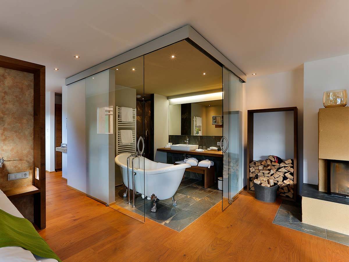 配有独立式浴缸的质朴浴室位于套房中央。