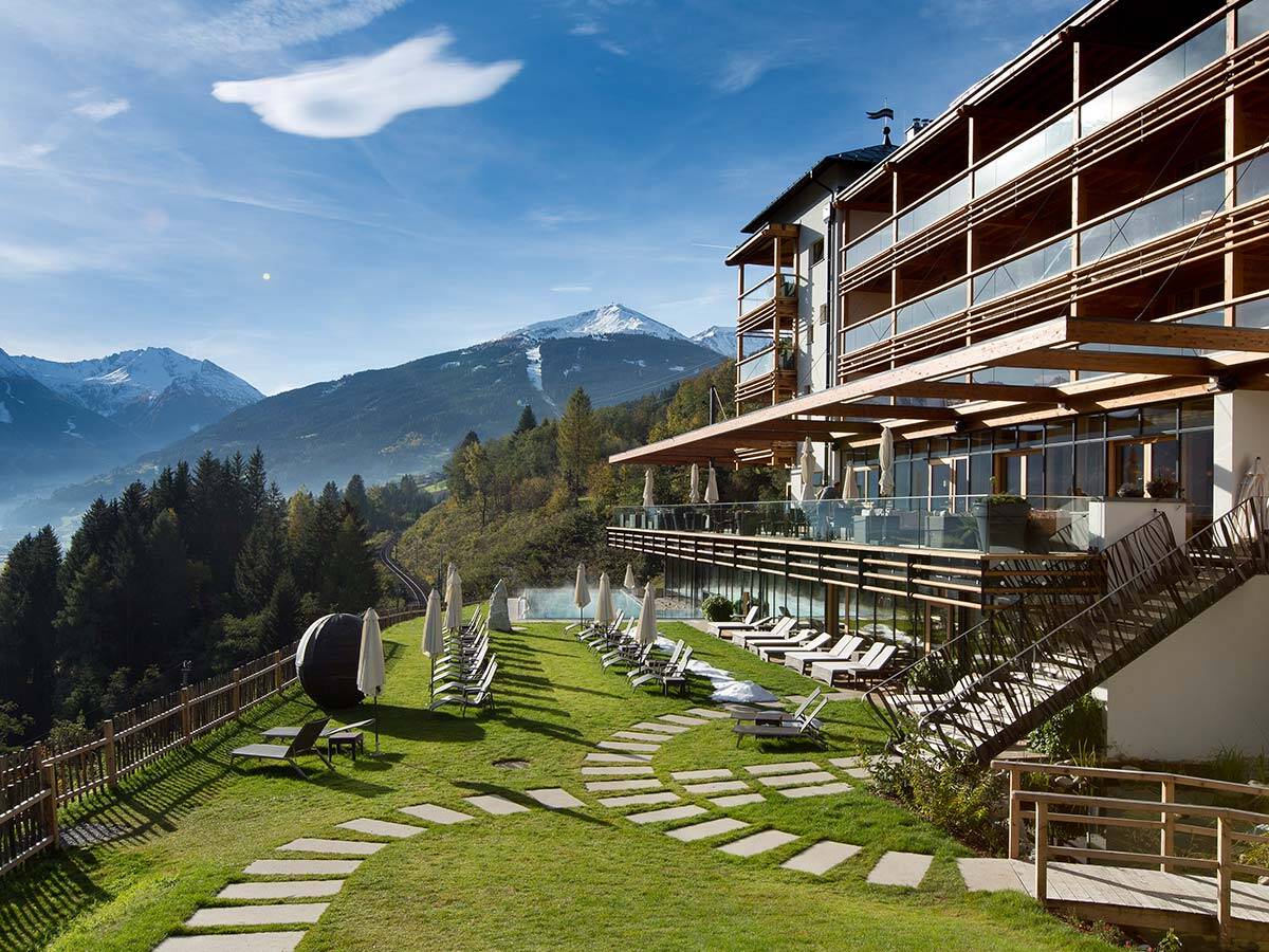 Das.Goldberg：山景前的现代建筑。