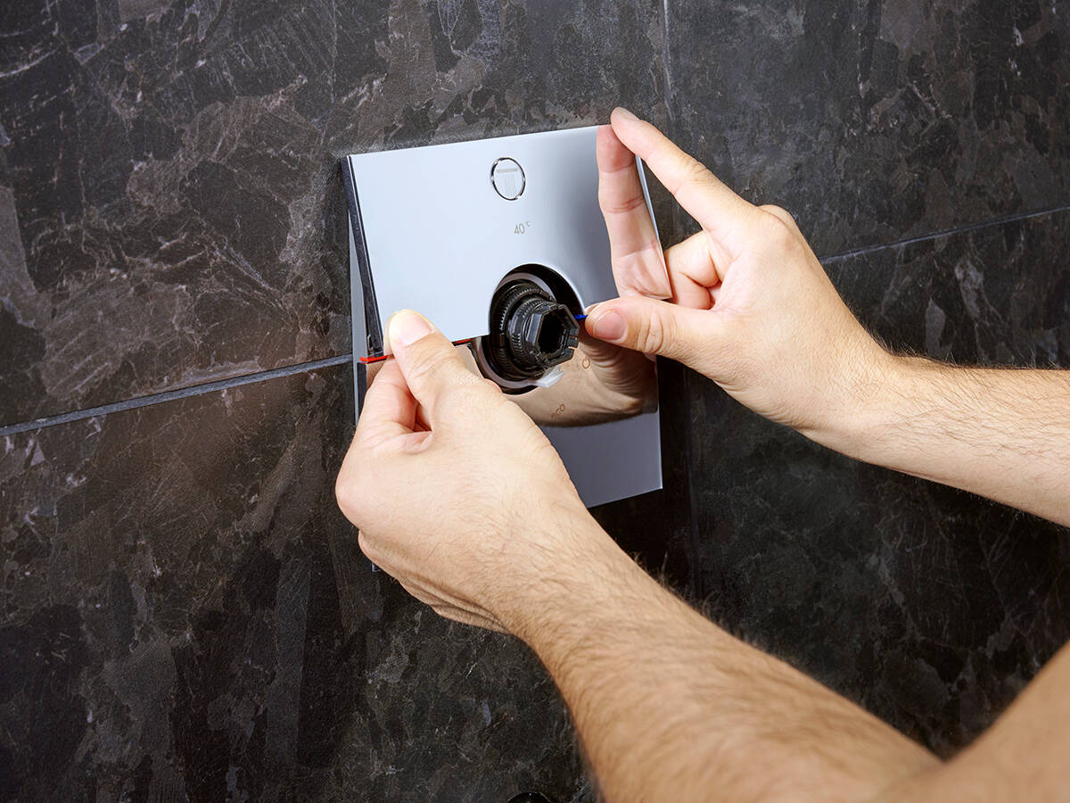 安装淋浴控制装置的预制品套件。