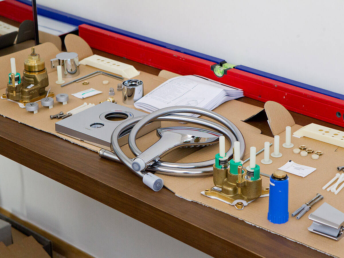 请卫浴经销商翻修浴室。