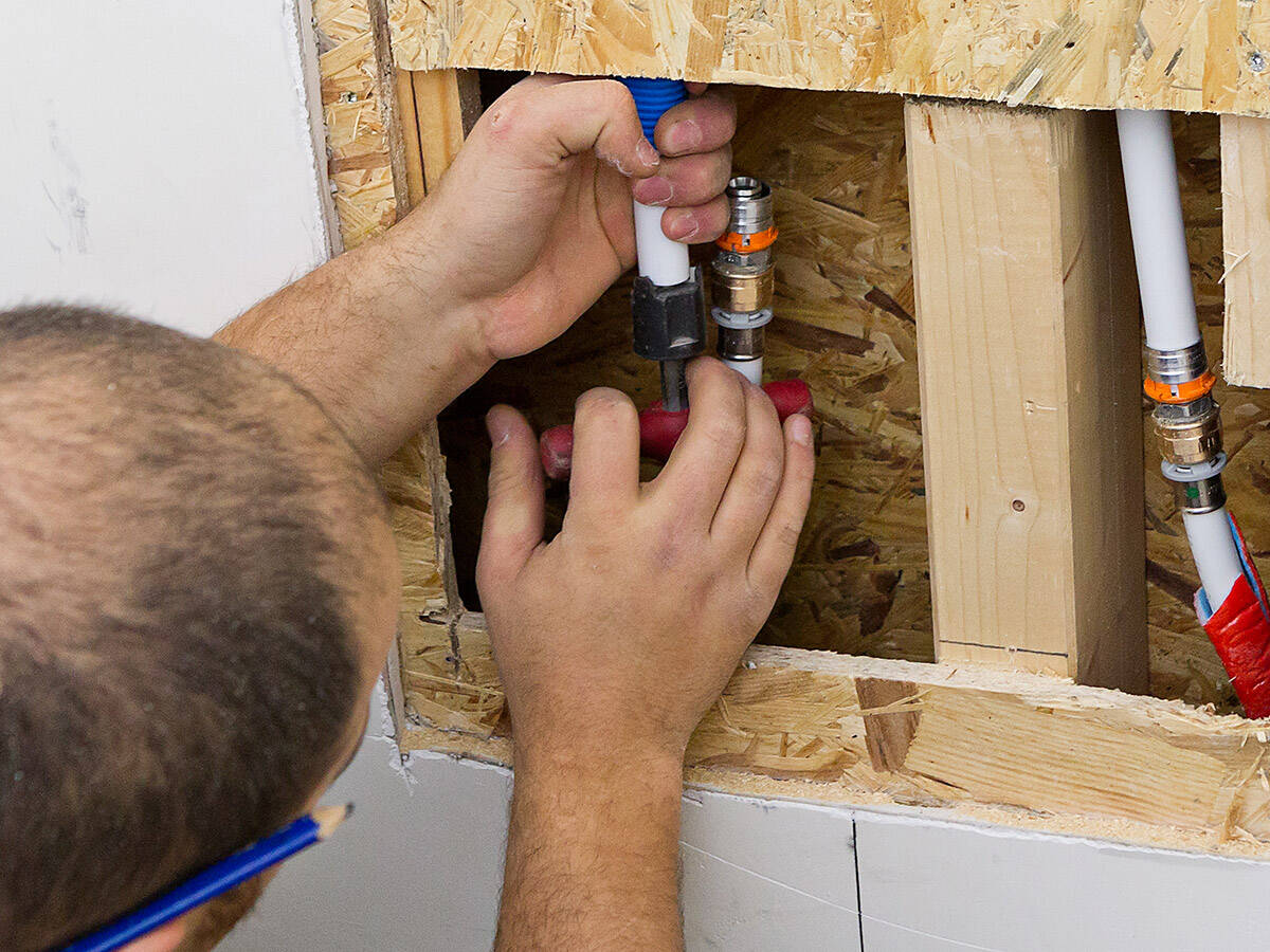 浴室翻新：新的淋浴产品采用暗装。