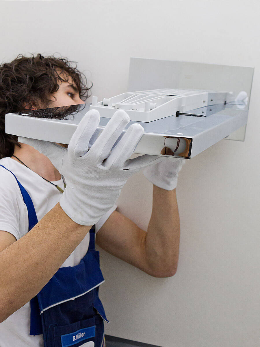 浴室翻新：轻松安装大尺寸雨淋式淋浴产品。