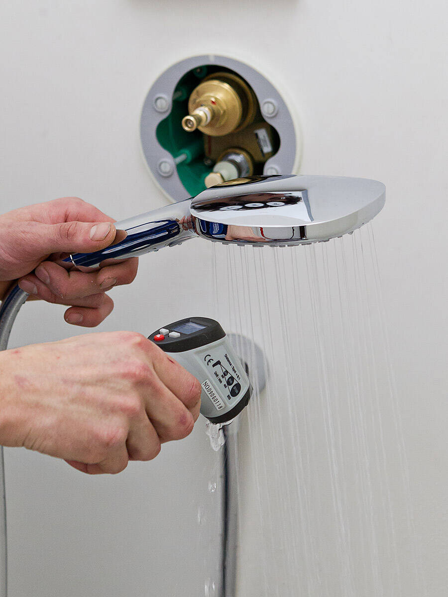 与卫浴经销商一起修缮浴室。