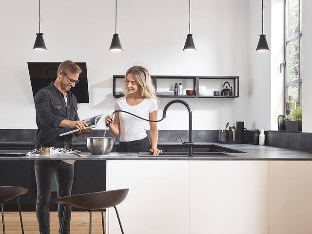 哑光黑色的简约厨房龙头Talis达丽丝 M54。