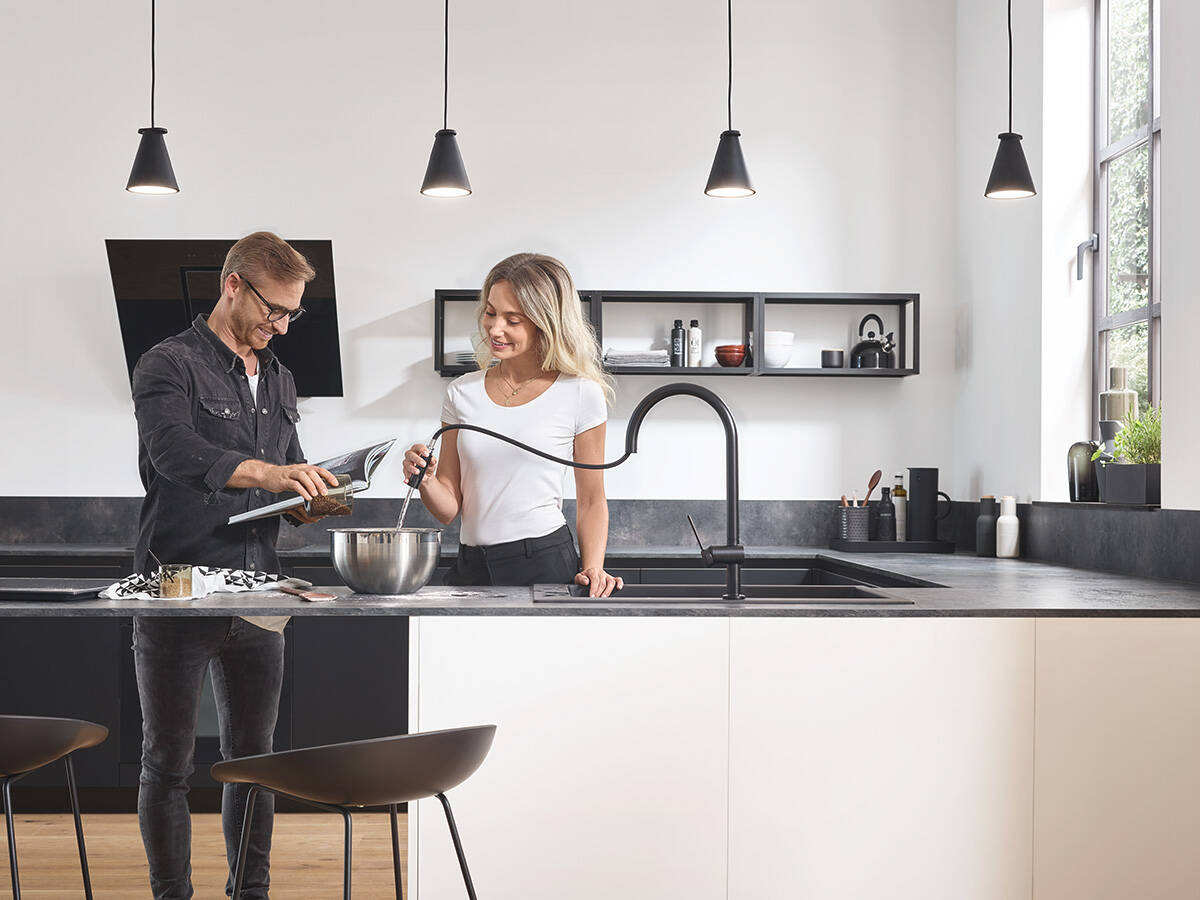 哑光黑色的简约厨房龙头Talis达丽丝 M54。